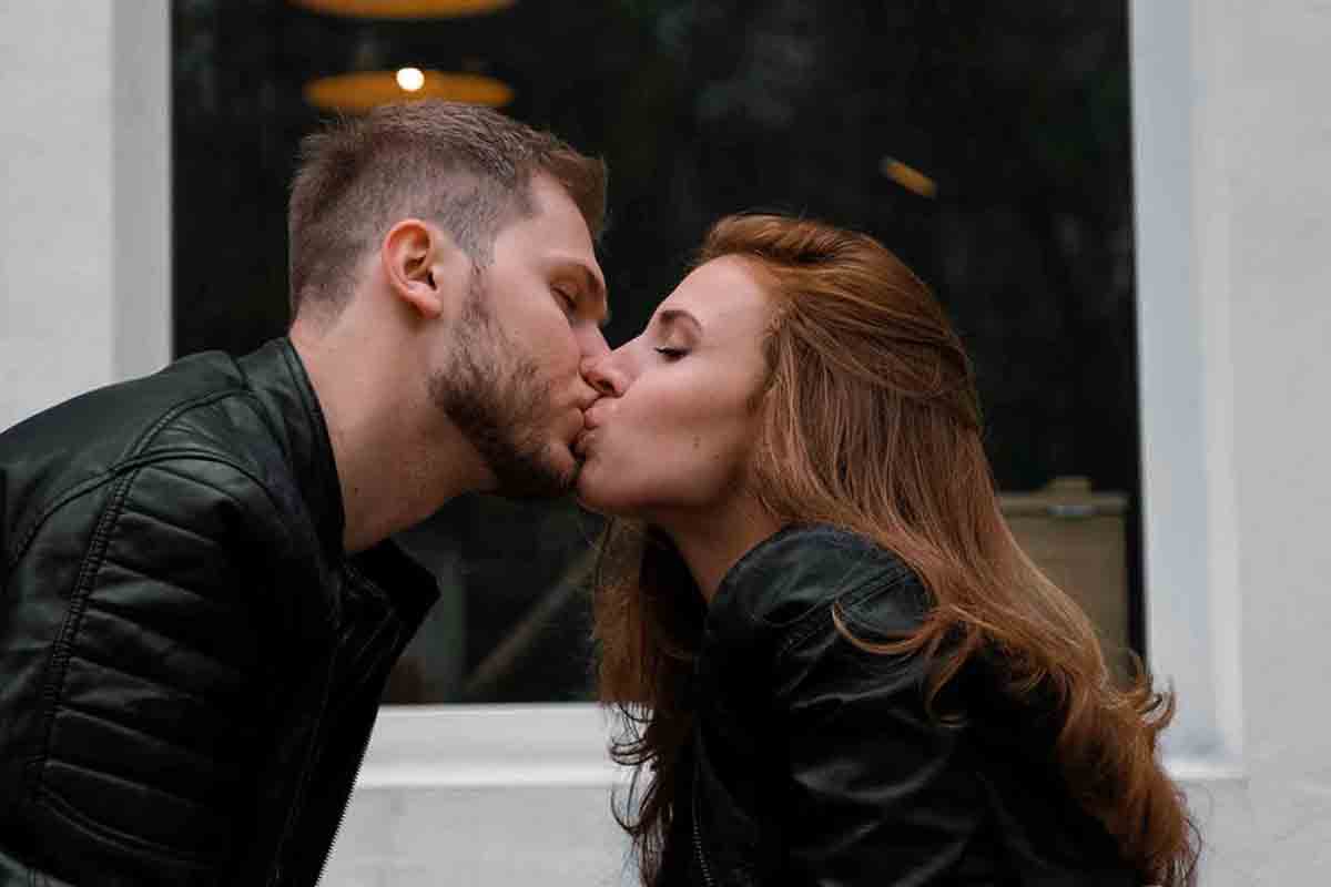 A man kissing a Russian woman.