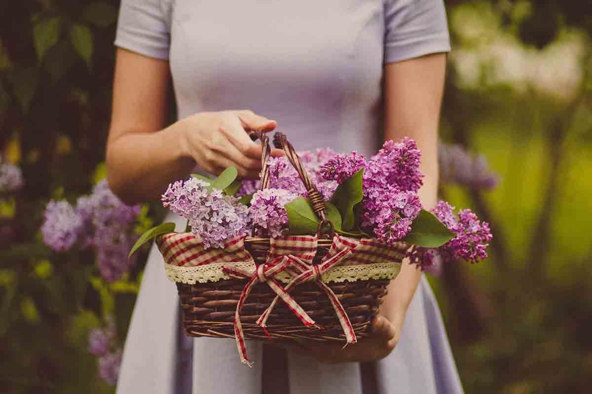 Russian women and flowers have an unbreakable bond.